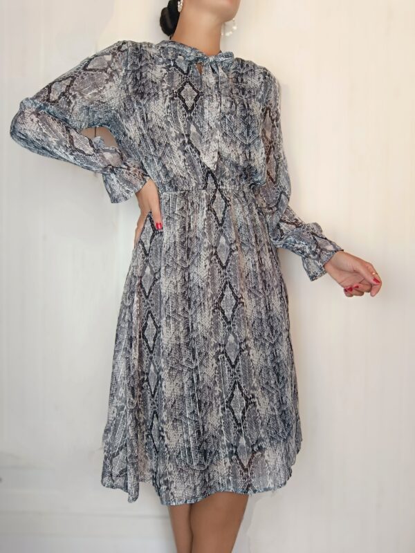 Kígyómintás chiffon midi ruha